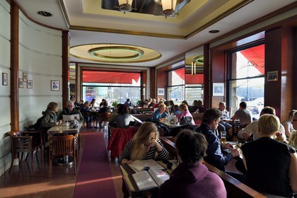 République Tchèque, Prague, Nove Mesto, le café Slavia (ex fief de la dissidence) sur le quai de la Vtlava