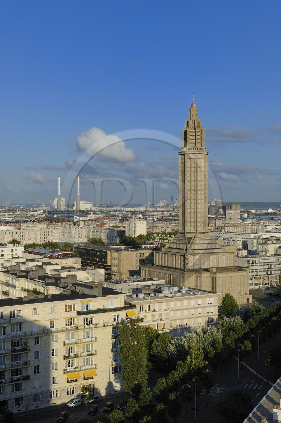 France, Seine-Maritime (76), Le Havre, Centre-ville reconstruit du Havre par Auguste Perret classé Patrimoine Mondial de l'UNESCO, immeubles Perret et la Tour Lanterne de l'église Saint-Joseph, le port en arrière plan