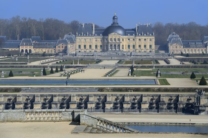France, Seine-et-Marne (77), Maincy, le château de Vaux-le-Vicomte, façade sud du château et les jardins à la française dessinés par Le Nôtre
