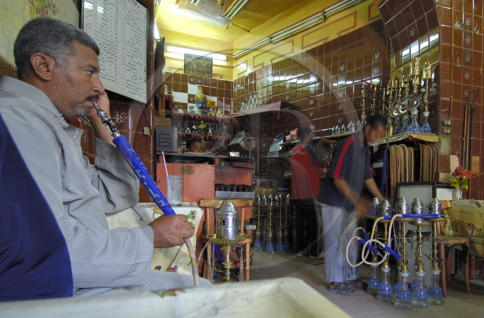 Egypt, Haute Egypte, Nubie, vallée du Nil, Aswan, the souk, smoker of hookah