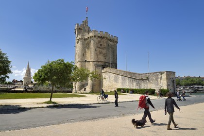 France, Charente-Maritime (17), La Rochelle, la Tour Saint-Nicolas protège l'entrée du Vieux Port et la tour de la Lanterne en arrière plan