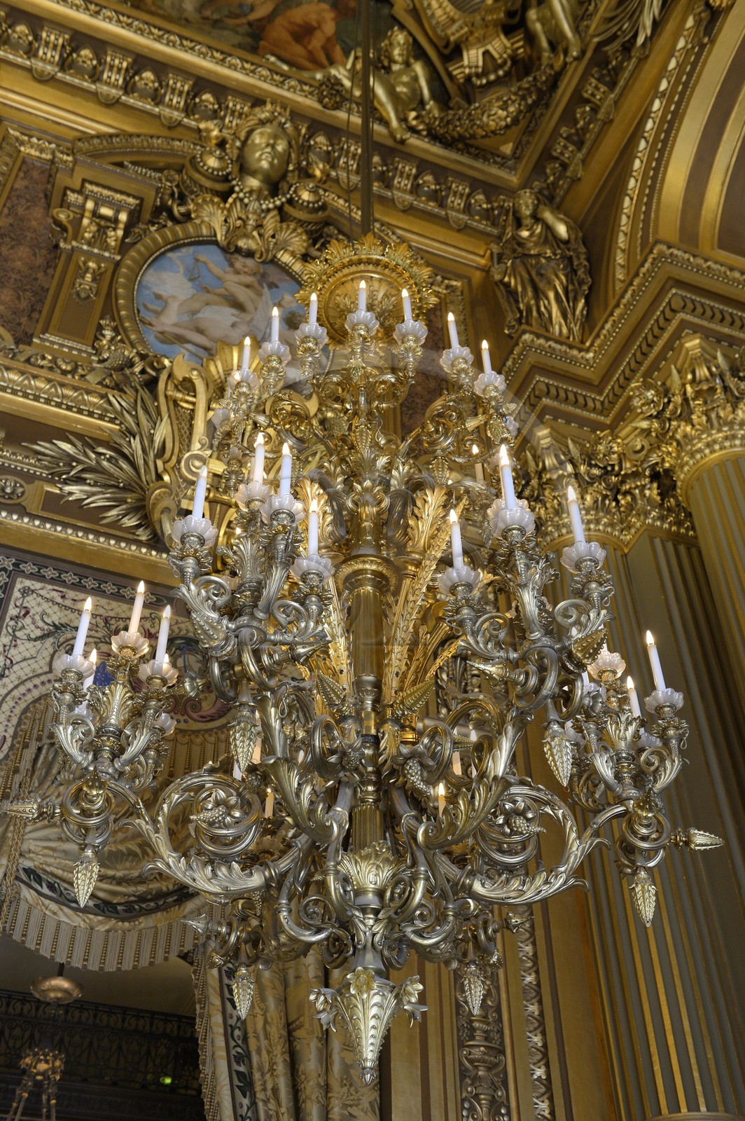 France, Paris (75), Opéra Garnier, lustre dans le Grand Foyer