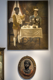 France, Paris (75), quartier du Marais, Musée Carnavalet, salle des enseignes de Paris, Au Nègre joyeux, enseigne d'épicerie de produits exotiques anciennement rue Mouffetard (1897) au dessus de A la tête noire, enseigne de marchand de vins anciennement rue du Faubourg Saint-Antoine (XVIIIe siècle)