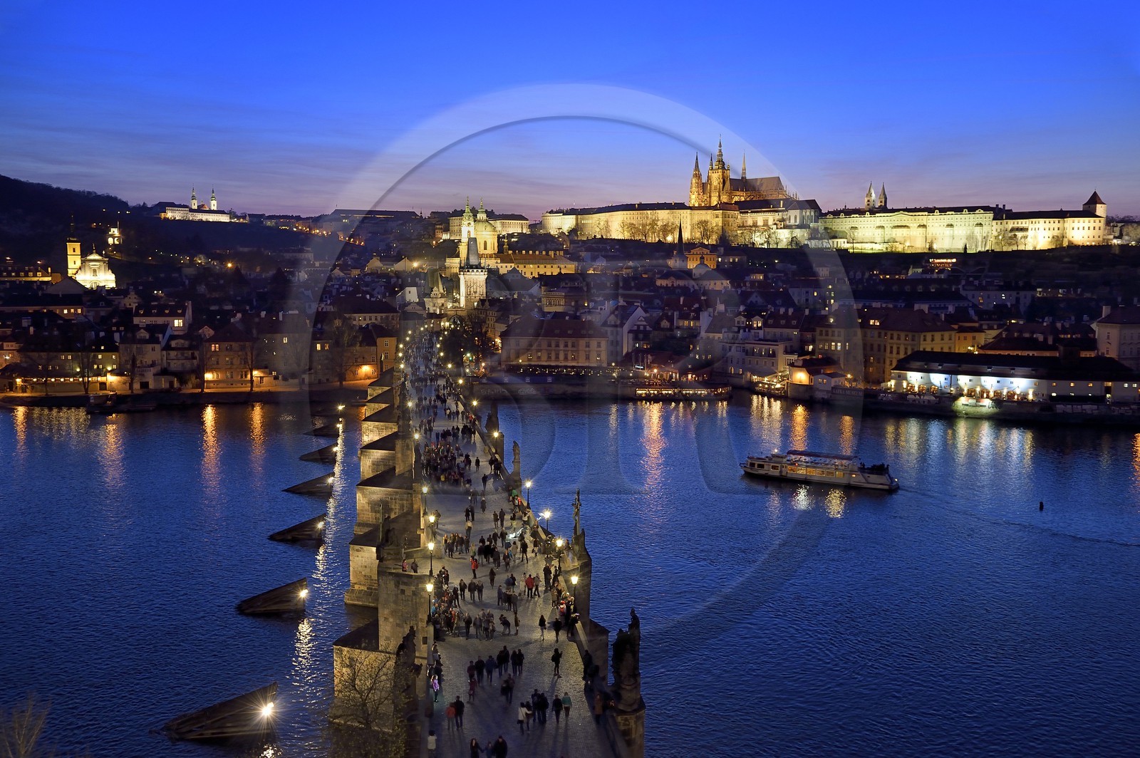 République Tchèque, Prague, centre historique classé Patrimoine Mondial de l' UNESCO, le pont Charles (Karluv Most ou Karlov Most), la tour gothique à l'entrée du pont du côté du quartier de Mala Strana devant l'église Saint Nicolas (Sv. Mikulase) et le chateau Royal en arrière plan à droite