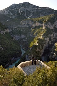 France, Alpes-de-Haute-Provence (04), parc naturel régional du Verdon, Gorges du Verdon, vue sur le Verdon et la Brèche Imbert depuis le belvédère du balcon de la Mescla