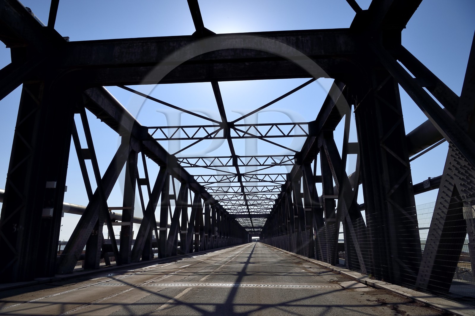 France, Charente-Maritime (17), La Rochelle, le Port Atlantique La Rochelle, port de commerce, le pont menant au mole d'escale