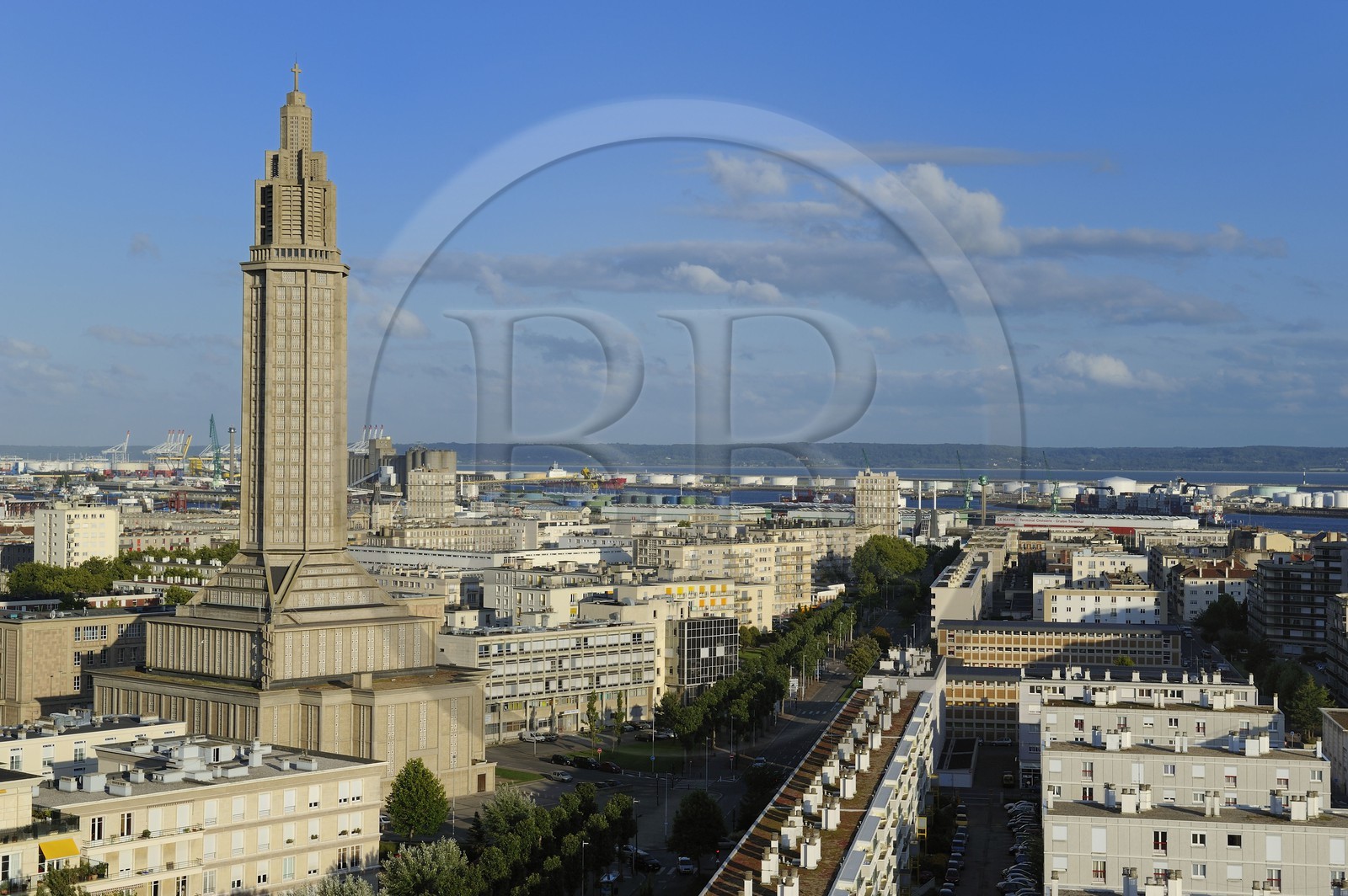 France, Seine-Maritime (76), Le Havre, Centre-ville reconstruit du Havre par Auguste Perret classé Patrimoine Mondial de l'UNESCO, immeubles Perret et la Tour Lanterne de l'église Saint-Joseph, le port en arrière plan