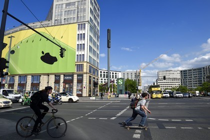 Allemagne, Berlin, Potsdamer Platz, fausse facade d'immeuble composée entièrement de bache peinte pour l'architecture et le panneau publicitaire