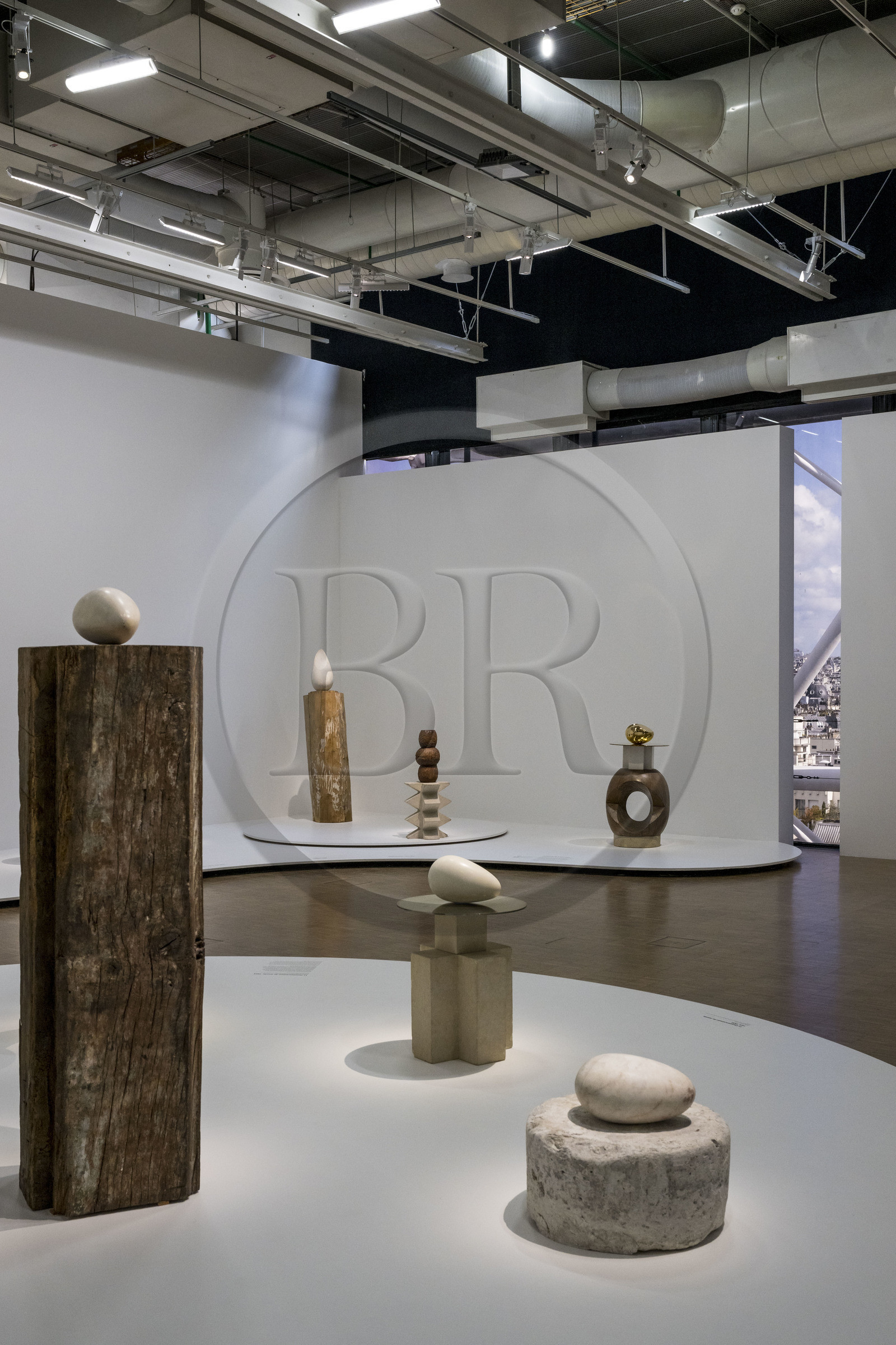 France, Paris (75), quartier des Halles, le Centre Pompidou aussi apellé Beaubourg, Musée National d'Art Moderne (MNAM), exposition retrospective Brancusi, Le Commencement du monde, vers 1920, marbre