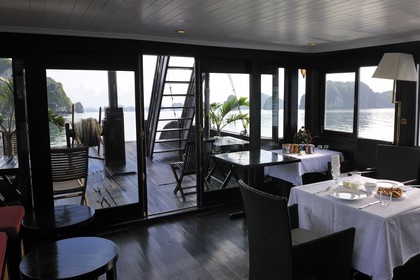 Vietnam, province de Quang Ninh, la Baie d'Halong classée Patrimoine Mondial de l'UNESCO, jonque de la compagnie de croisière Bahya