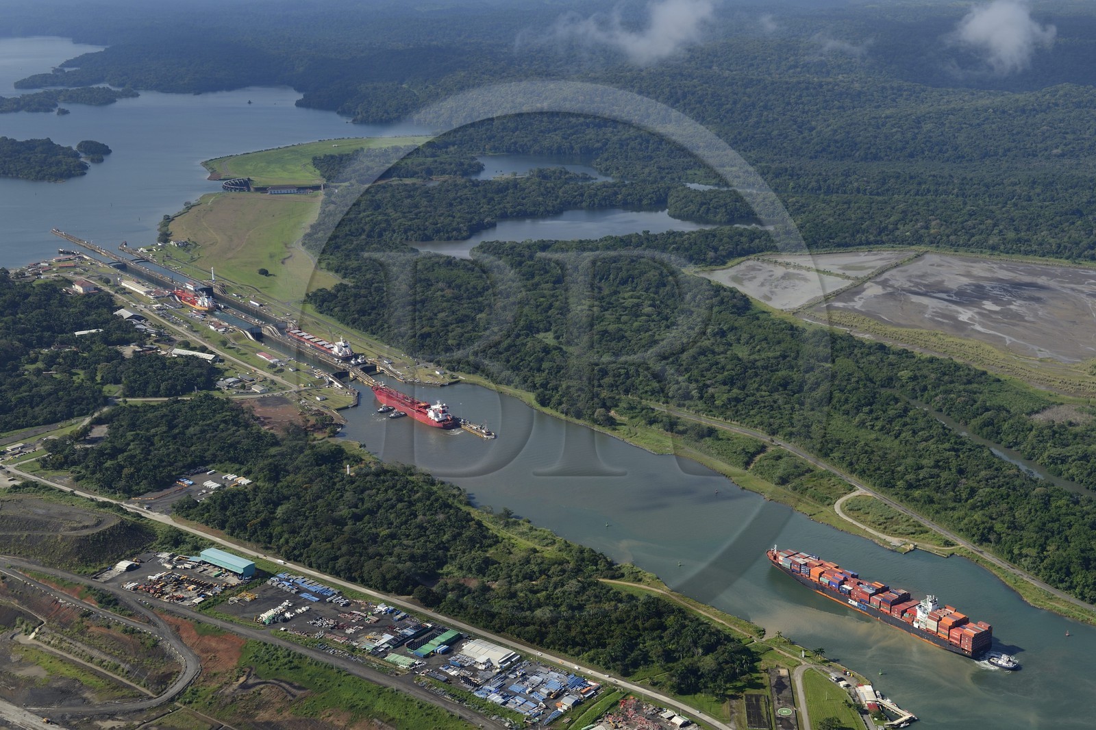 Panama, province de Colon, Canal de Panama, écluses de Gatun, cargo Panamax passant les écluses, le lac Gatun en arrière plan (vue aérienne)