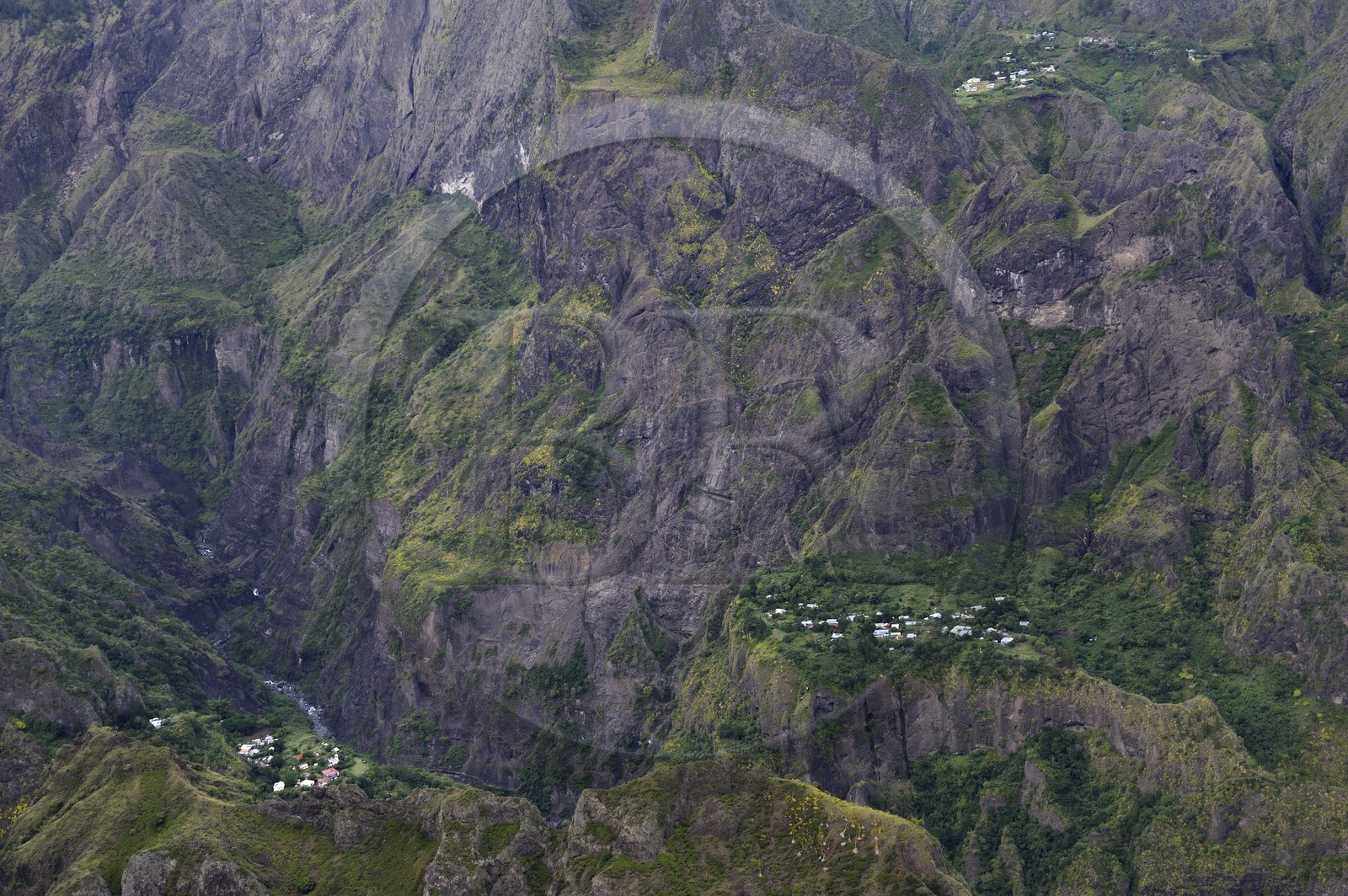 France, Ile de la Reunion, le cirque de Mafate, classé Patrimoine Mondial de l'UNESCO, petits villages isolés (Ilets) accessibles seulement à pied ou par hélicoptère (vue aérienne)