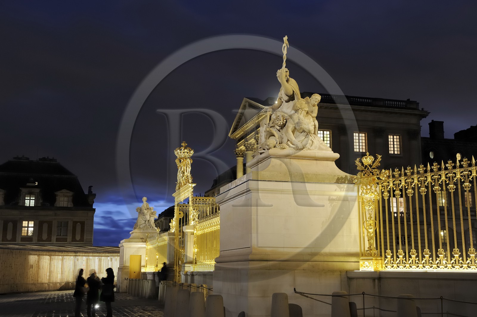 France, Yvelines (78), château de Versailles, classé Patrimoine Mondial de l'UNESCO, la grille royale dessinée par Mansart et la statue La Paix de Jean-Baptiste Tuby
