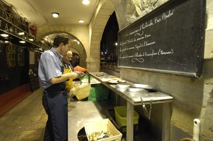 France, Charente-Maritime (17), La Rochelle, restaurant à huîtres rue Saint-Jean-du-Perot