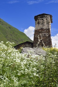 Géorgie, Haute Svanétie (Zemo Svaneti), village de Ushguli (Ouchgouli), classé Patrimoine Mondial de l'UNESCO, tour défensive Svane dressée à coté de la maison