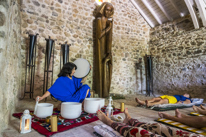 France, Var (83), Provence Verte, Bras, la maison d'hotes Le Peyrourier - une campagne en Provence, le voyage sonore de l'artiste musicienne Yasi Zandi dans l'ancienne chapelle templière reconstruite