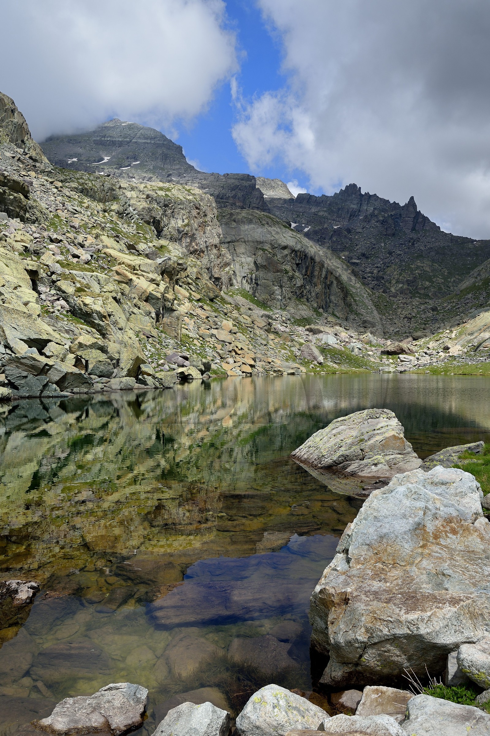 France, Alpes-Maritimes (06), parc national du Mercantour, Vallée des Merveilles parsemée de milliers de gravures rupestres de l'Age de bronze, le lac des Merveilles en contrebas de la Baisse de Valmasque et le Mont du Grand Capelet (2915m) en arrière plan à gauche