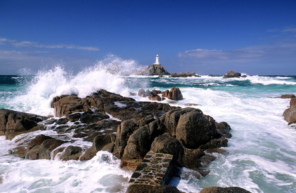 Royaume-Uni, îles Anglo-Normandes, île de Jersey, phare de ìLa Corbière à marée haute