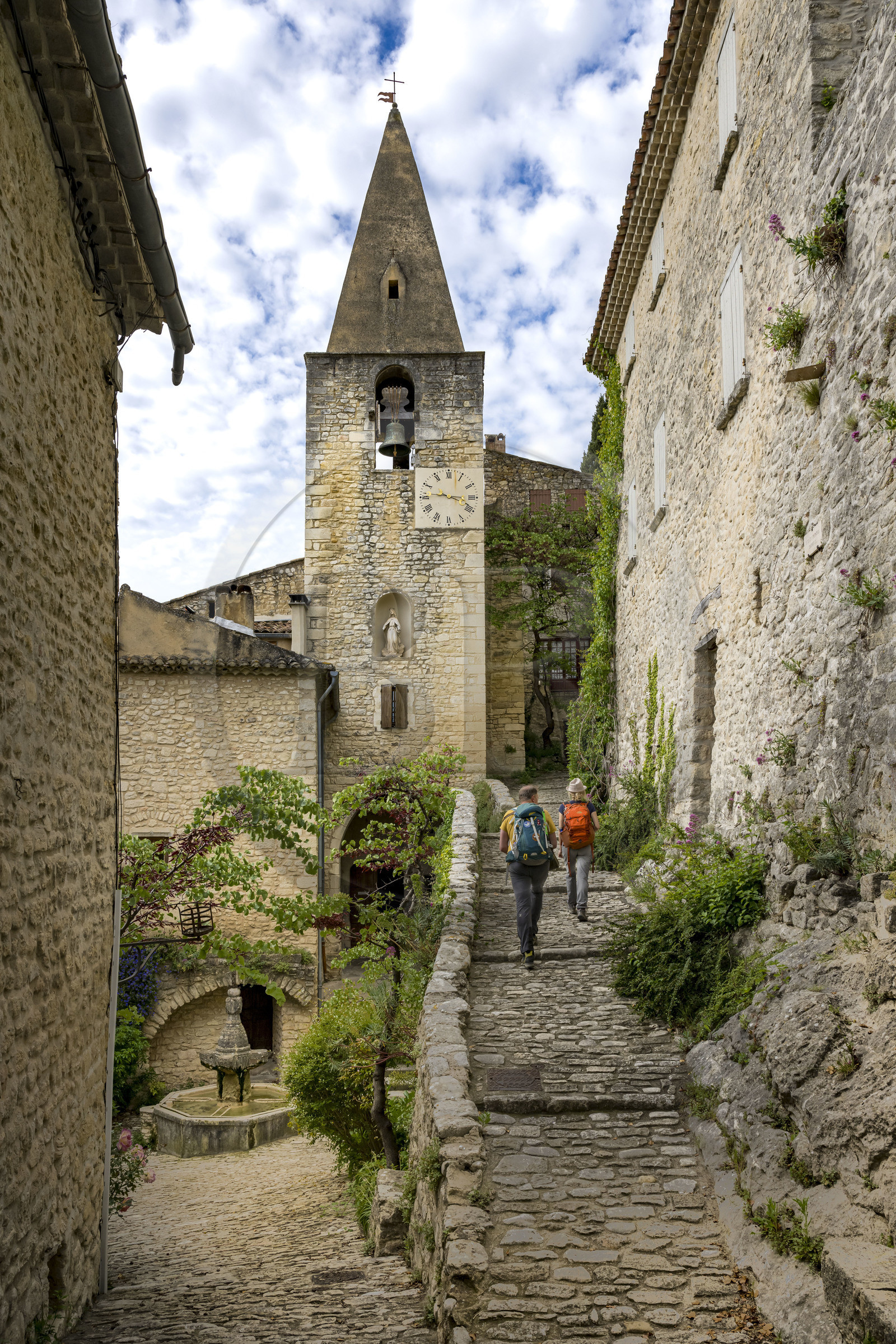 France, Vaucluse (84), Dentelles de Montmirail, Crestet, église Saint-Sauveur-et-Saint-Sixte