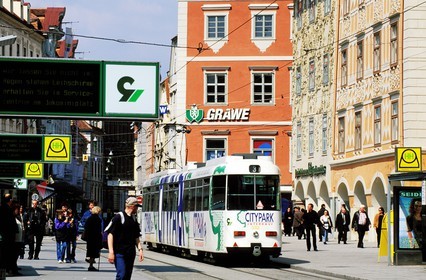 Autriche, Styrie, Graz, centre historique classé Patrimoine Mondial de l'UNESCO, tramway sur la Herrengrasse, rue principale