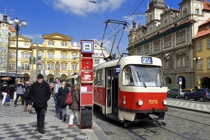 République Tchèque, Prague, centre historique classé Patrimoine Mondial de l'UNESCO, quartier Mala Strana, tramway sur la place Malostranske