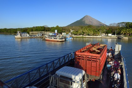 Nicaragua, Ile d'Ometepe sur le lac Nicaragua, arrivée du ferry au port de Moyagalpa avec en fond le volcan Conception (1610 m) toujours en activité