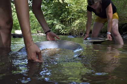 France, Dordogne (24), région de Jumilhac-le-Grand, orpaillage dans la rivière l'Isle vers Tindeix