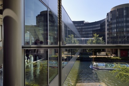 France, Bas Rhin, Strasbourg, European district, the European Parliament, Winston Churchill building connected to the Louise-Weiss building by a footbridge over the Ill river