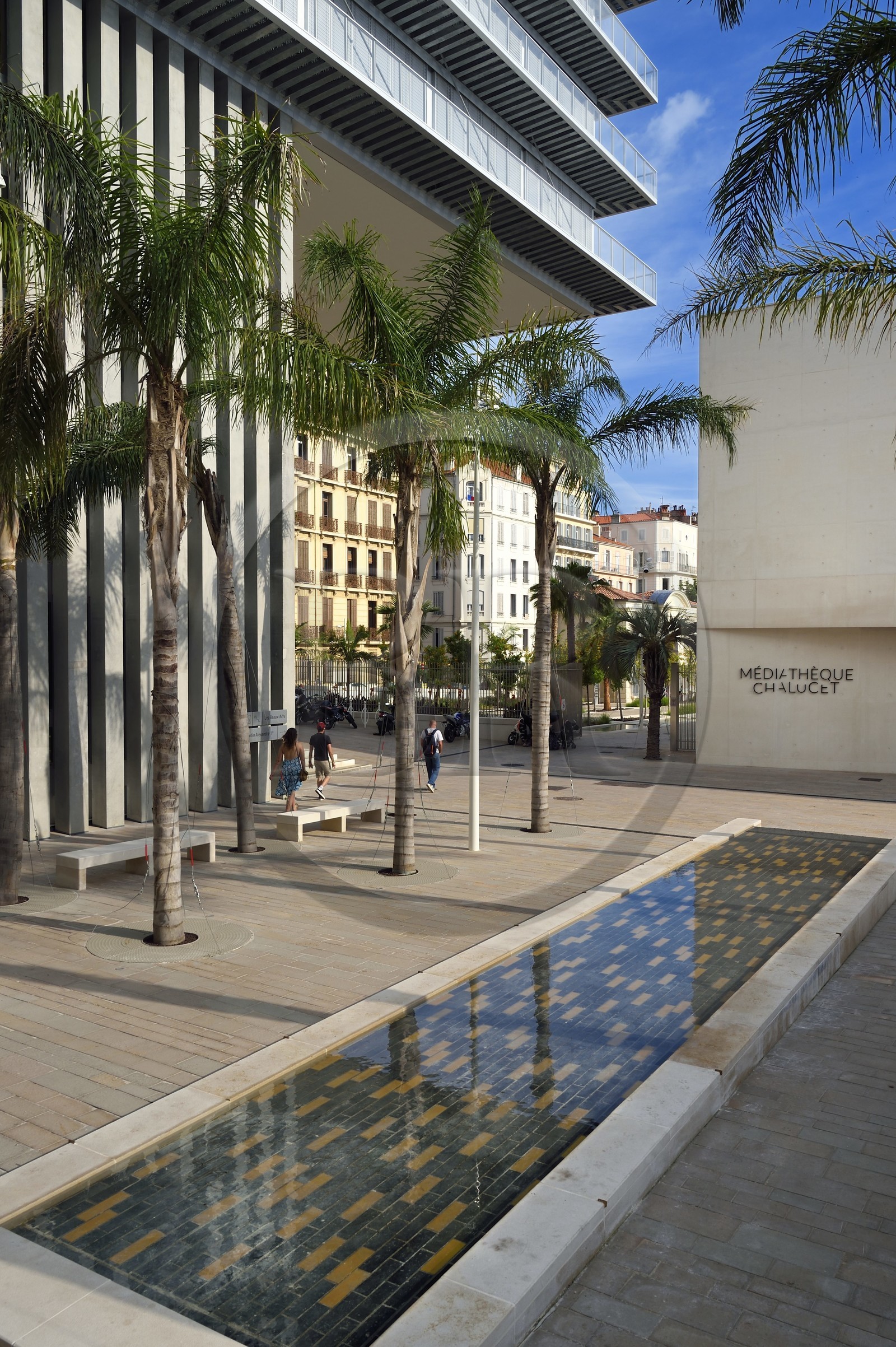 France, Var (83), Toulon, quartier Chalucet, la Maison de la Créativité abritant l'Ecole Camondo Méditerranée (Architecture d'intérieur et Design) à gauche surplombant la médiathèque Chalucet dans le Jardin Alexandre 1er