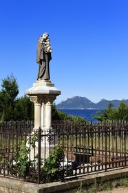 France, Alpes-Maritimes (06), Cannes, Iles de Lérins, Ile de Saint-Honorat, statue de Saint-Antoine et le massif de l'Esterel en arrière plan