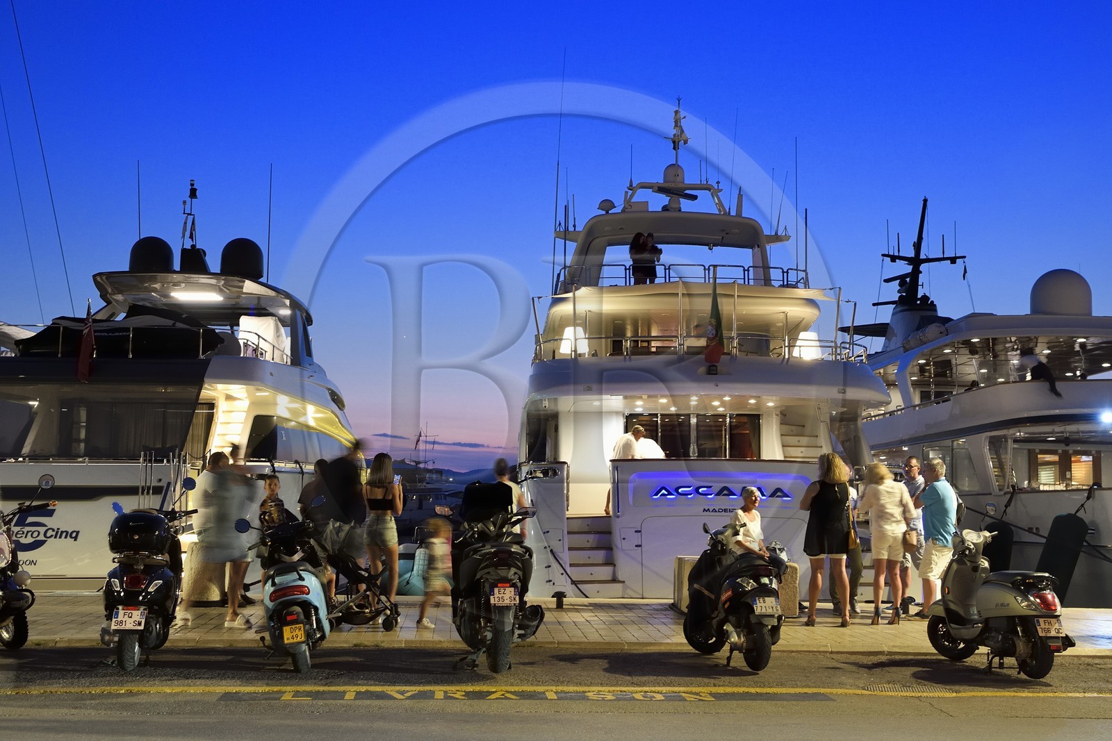 France, Var (83), Saint-Tropez, yacht sur le quai de Suffren au port