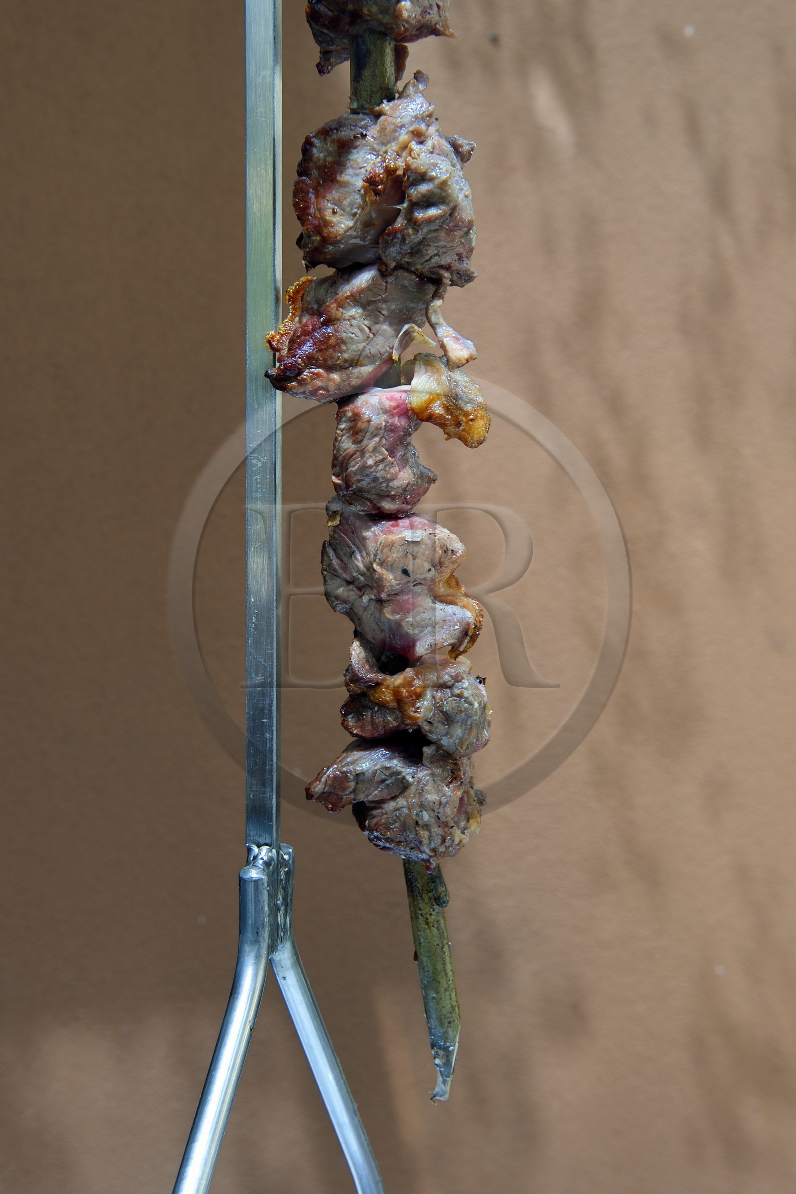 Portugal, Ile de Madère, Curral das Freiras, brochette de bœuf mis sur un bâton de laurier et cuite au feu de bois