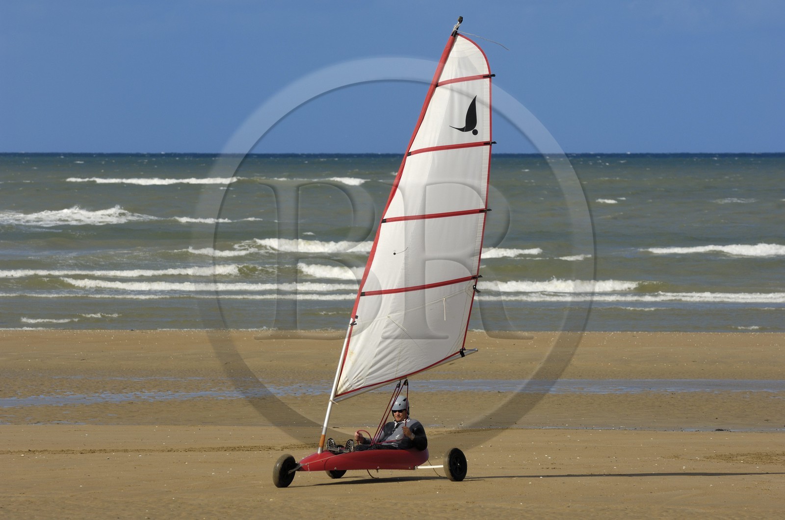 France, Calvados (14), Cote de Nacre, Ouistreham-Riva-Bella, chars à voile sur la plage