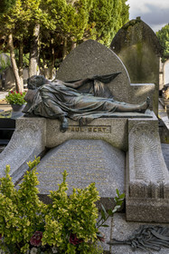 France, Yonne (89), Auxerre, le cimetière Saint-Amâtre (Dunant) fondé en 1793, tombeau de Paul Bert, le gisant en bronze est du sculpteur Auguste Bartholdi