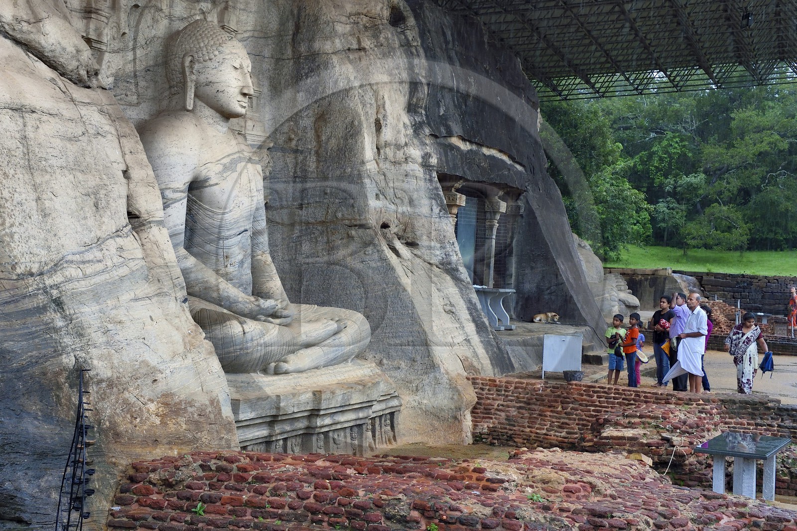 Sri Lanka, province du Centre-Nord, Polonnaruwa, l'ancienne capital du pays (XIe au XIIIe siècle) est classée au Patrimoine Mondial de l'UNESCO, bouddha géant taillé dans la rocher du Gal Vihara,  Bouddha assis les mains jointes en forme de coupe dans la position méditative du dhyana mudra