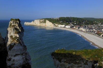 France, Seine-Maritime (76), Pays de Caux, Côte d'Albâtre, Etretat, la falaise d'Amont dominé par l'église Notre-Dame-de-la-Garde et la plage de la ville