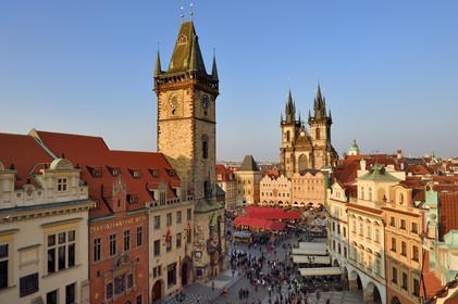 République Tchèque, Prague, centre historique classé Patrimoine Mondial de l'UNESCO, la vieille ville (Stare Mesto), place de la vieille ville (Staromestske namesti), l'hôtel de Ville et l'église Notre-Dame-du-Tyn