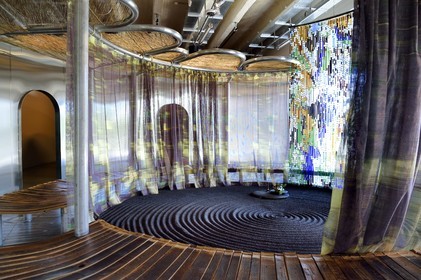 France, Charente (16), Cognac, Fondation d’Entreprise Martell, institution culturelle pluridisciplinaire (art, design et craft, architecture, musique, danse…), exposition Places to be qui réunit 14 designers internationaux, pièce dans une cuve inox, la Veranda par Céline Thibault et Géraud Pellottiero