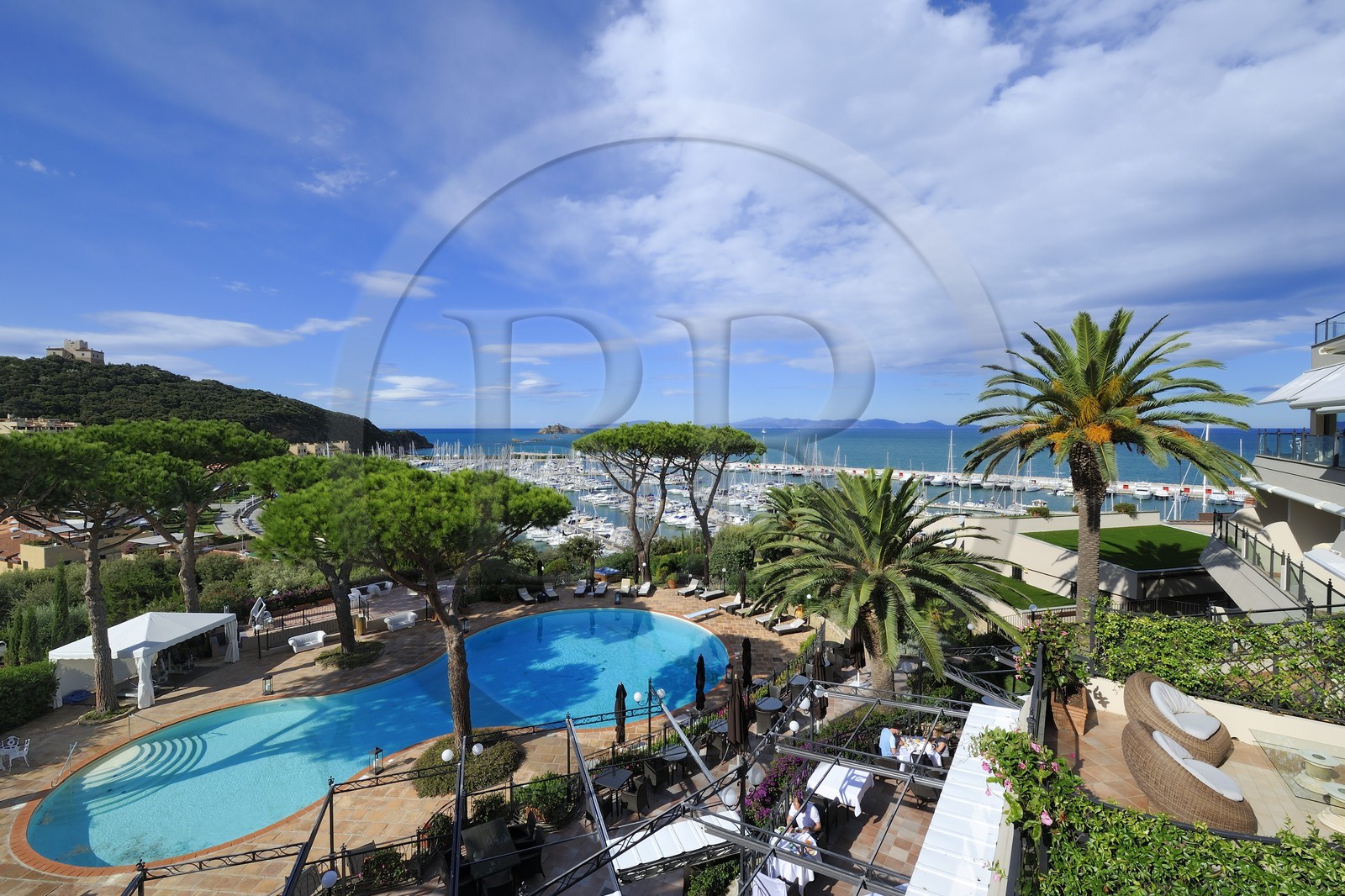 Italie, Toscane, marina de Punta Ala depuis l'hotel Relais & Chateaux Cala del Porto et l'Ile d'Elbe en arrière plan