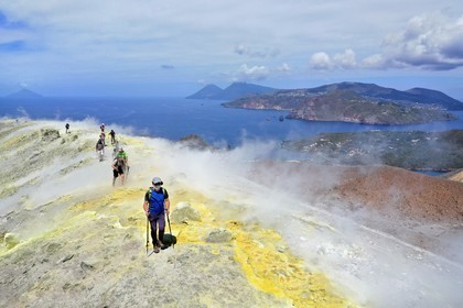Italie, Sicile, iles Eoliennes, classées Patrimoine Mondial de l'UNESCO, ile de Stromboli, pecheurs sur la plage de Scari et le volcan actif du Stromboli en arrière plan (vue aérienne)