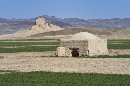 Iran, Isfahan province, Dasht-e Kavir desert, Nain, shelter and warehouse in mud bricks (adobe) for the peasants working in the fields
