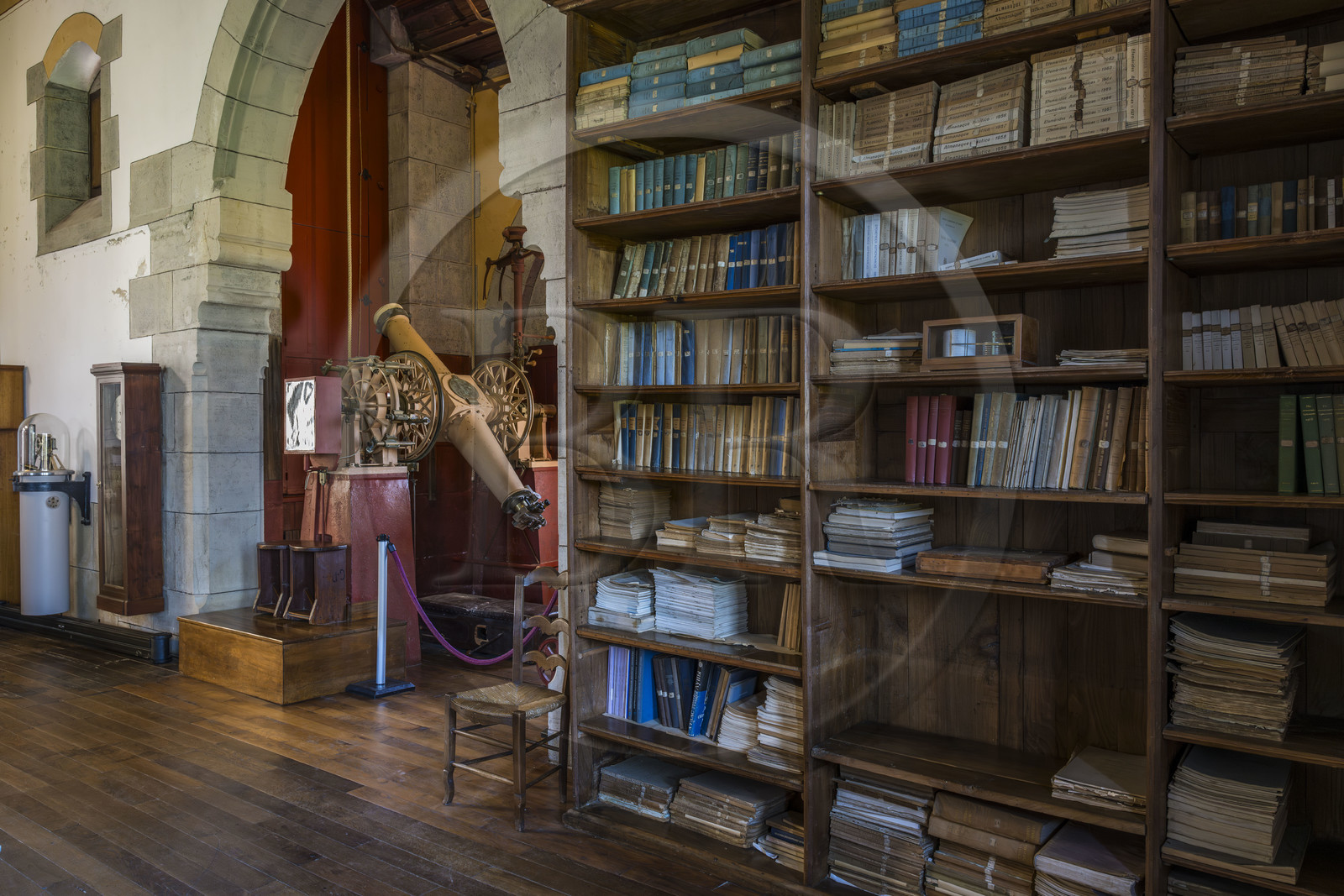 France, Pyrénées-Atlantiques (64), la côte du Pays-Basque, Hendaye, chateau d'Abbadia construit en 1870 par Eugène Viollet-le-Duc pour Antoine d'Abbadie d'Arrast, La lunette méridienne dans l'observatoire astronomique