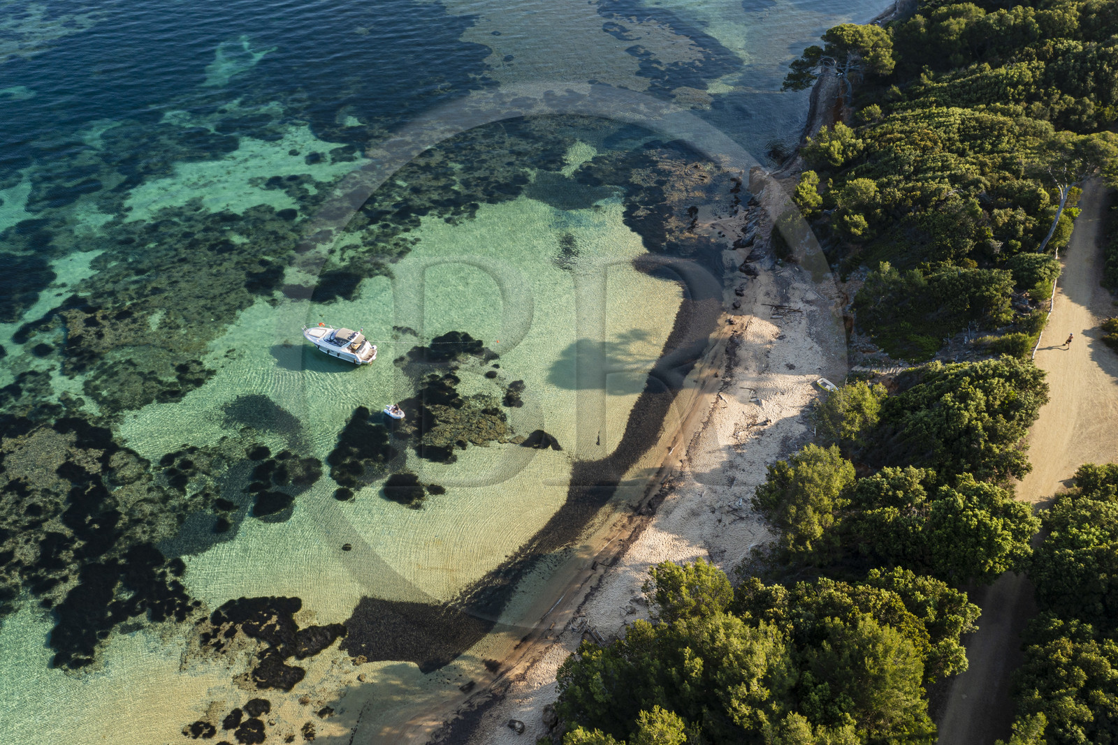 France, Var (83), Iles d'Hyères, parc national de Port Cros, Ile de Porquerolles, la plage Notre-Dame dans la Baie de l'Alycastre (vue aérienne)