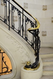 France, Meurthe-et-Moselle (54), Nancy, rue Saint-Jean, ancienne banque Renauld et actuelle BNP Paribas de style Art Nouveau, ferronneries monnaie du pape de l'escalier signées Louis Majorelle