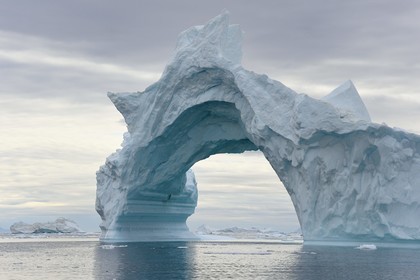 Groenland, cote Nord-Ouest, mer de Baffin, Inglefield Fjord vers Qaanaaq, iceberg formant un arche