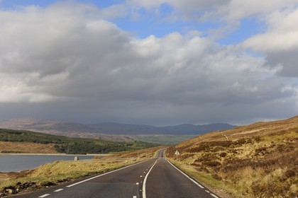 Royaume-Uni, Ecosse, région des Highlands, route qui rejoint Kyle of Lochalsh