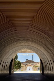 France, Charente (16), Cognac, Fondation d’Entreprise Martell, institution culturelle pluridisciplinaire (art, design et craft, architecture, musique, danse…), tunnel d'accès