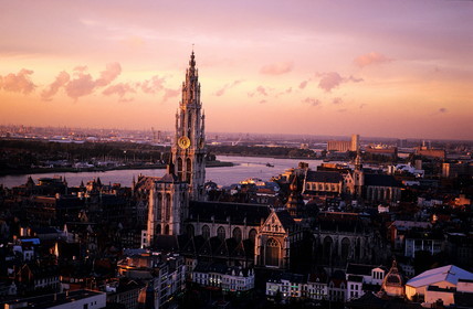Belgique, Flandre, Anvers (Antwerpen), la cathédrale Notre-Dame et le centre ville au bord de l' Escaut