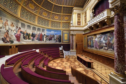 France, Paris (75), quartier de Saint-Germain-des-Prés, Ecole nationale supérieure des Beaux-Arts, l'Amphithéatre d'honneur, la peinture murale de Paul Delaroche et à droite le tableau de Jean-Dominique Ingres Romulus vainqueur d'Acron