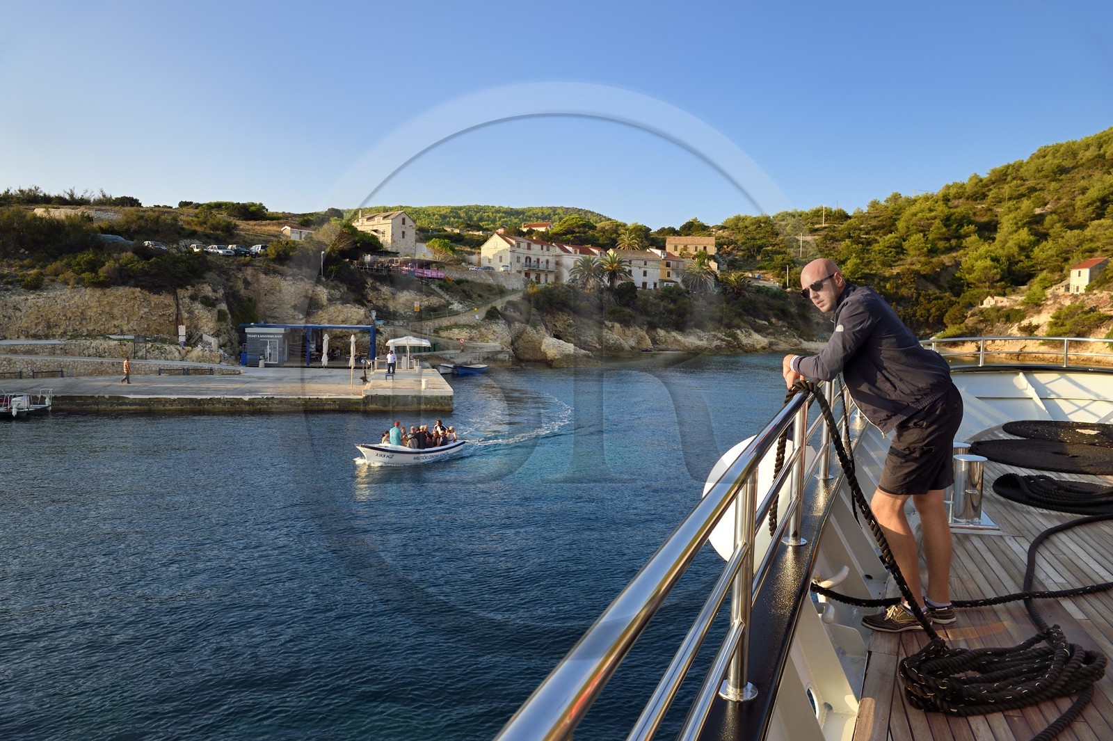Croatie, Dalmatie, cote dalmate, Ile de Bisevo, arrivée du bateau au port